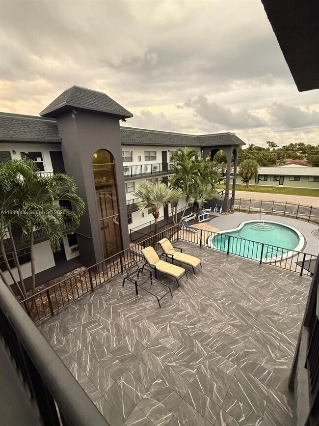 Building Photo - 1100 NE 9th Ave