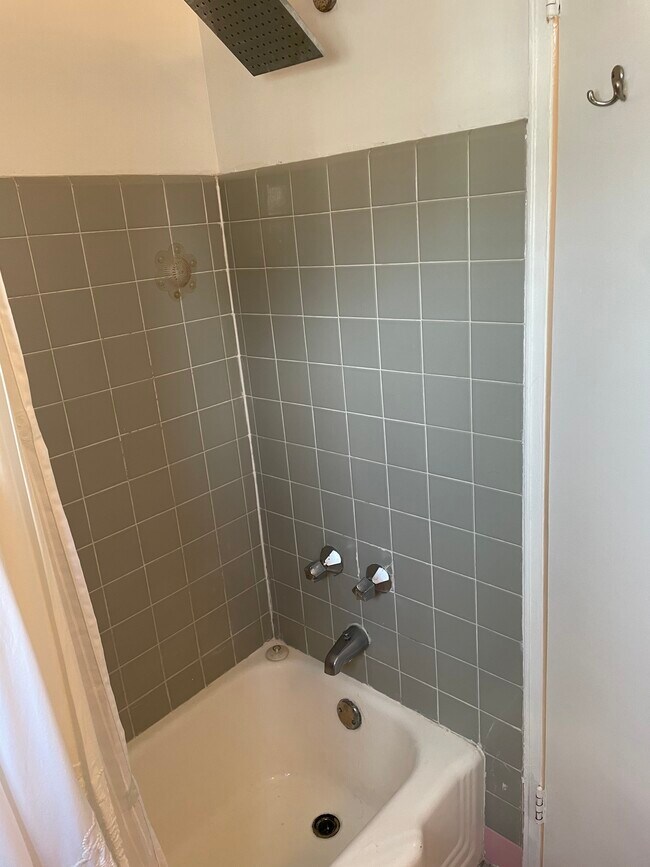 Excellent hot water and pressure - 2101 Chestnut St