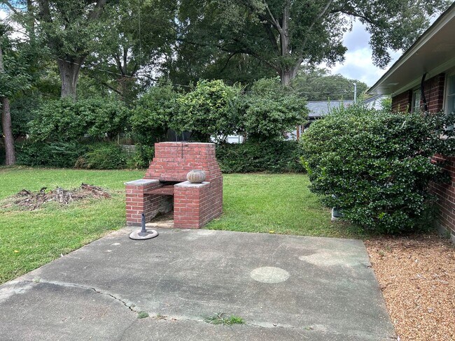Building Photo - Great Street in East Memphis ! Renovated k...