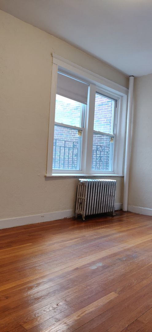 Building Photo - No brokers Fee, No Security Deposit, Eleva...