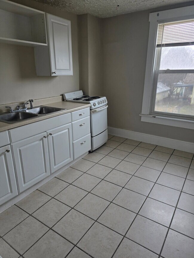 Building Photo - 403 Maple Ave