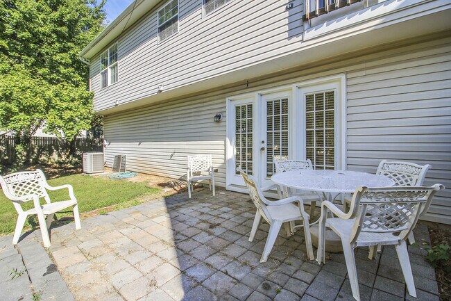Building Photo - FENCED IN YARD!!!  Beautiful 4/3 UPDATED SF Home in Gaithersburg