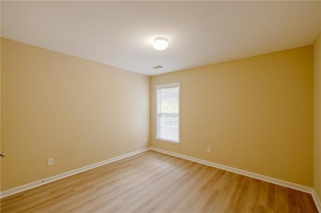 Building Photo - 2442 Fairlie Dr