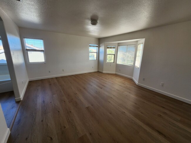 Building Photo - Beautiful 5 bed/4 bath home in Santa Nella!