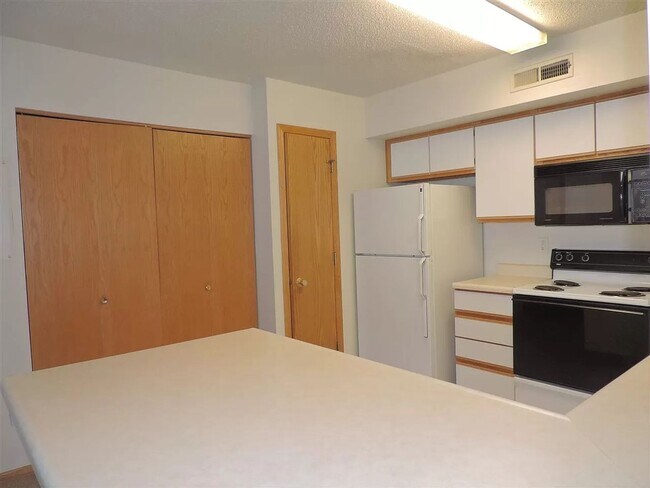 Building Photo - Great location- 2-bedroom, 1-bath condo in Coralville