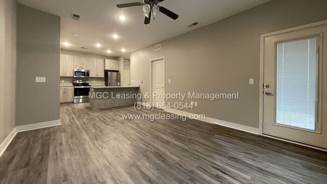 Building Photo - Sophisticated Style and Scenic Views in No...