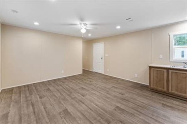 Building Photo - 135 Southlake Dr.