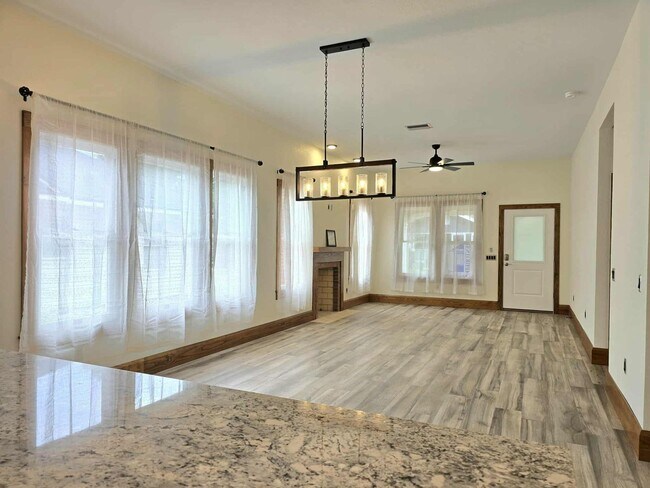 Building Photo - Lakeland's Historic District: 3 Bed/2 Bath