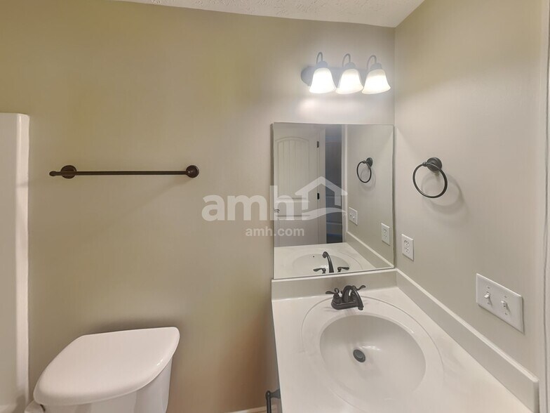 Building Photo - 1131 Longwood Dr