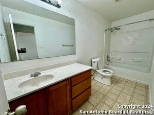 Building Photo - 5826 Sherbrooke Oak