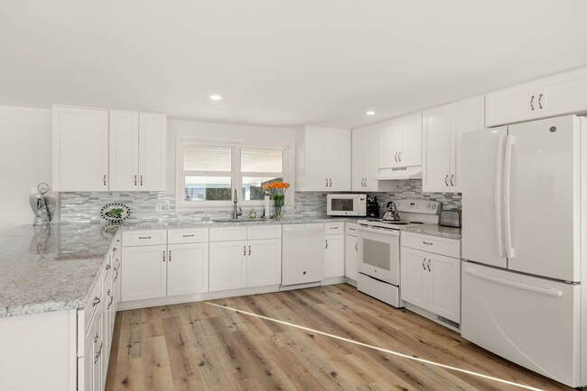 Building Photo - Lake Talquin - LAKEFRONT- Furnished 3 bedr...