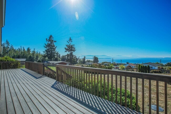Building Photo - Lovely Mid-Island Home Available August 19th!