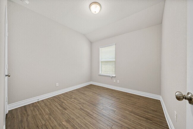 Building Photo - 139 Braeburn