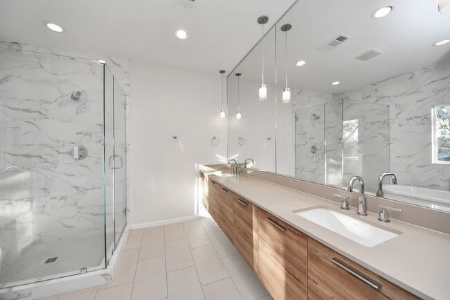 Building Photo - 1715 Maravilla Dr