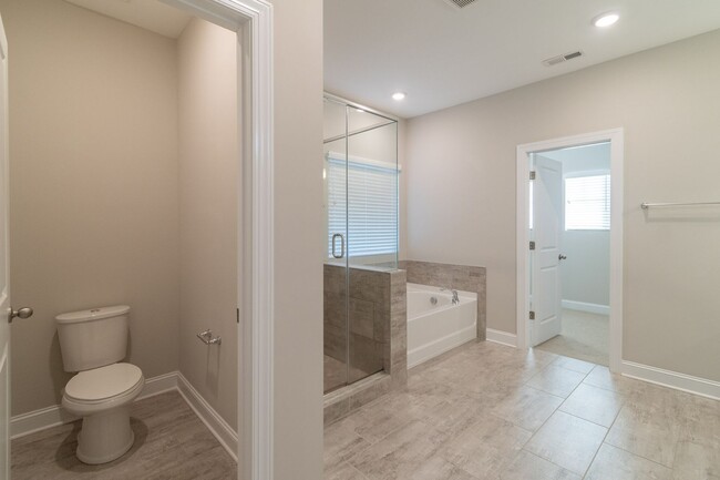 Building Photo - Spacious & Elegant 4 Bedroom Home in Fort ...