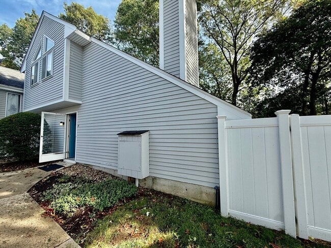 Building Photo - 197 Lake St