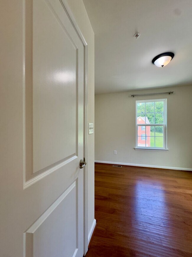 Building Photo - 1302 Dickinson Ct