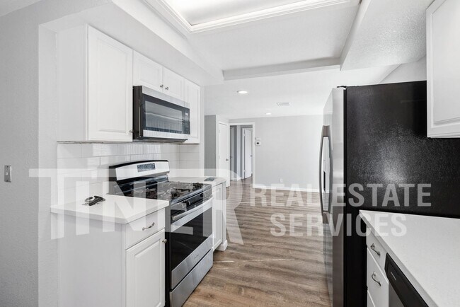Building Photo - STUNNING UPDATED HOME 5 BEDROOM HOME ON CO...
