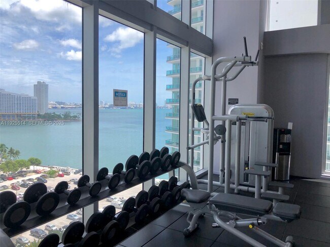 Building Photo - 1300 Brickell Bay Dr
