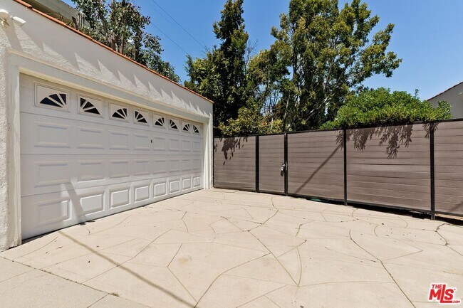 Building Photo - 119 N Almont Dr