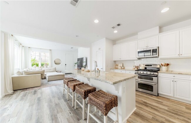 Building Photo - Spacious 3 Bed / 2.5 Bath Home in Chula Vista – Available May 15th