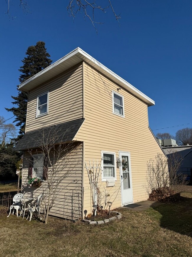 Building Photo - Charming Cottage in Newportville