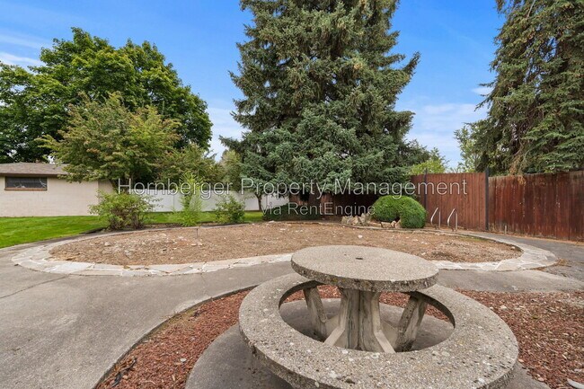 Building Photo - 10714 E Valleyway Ave