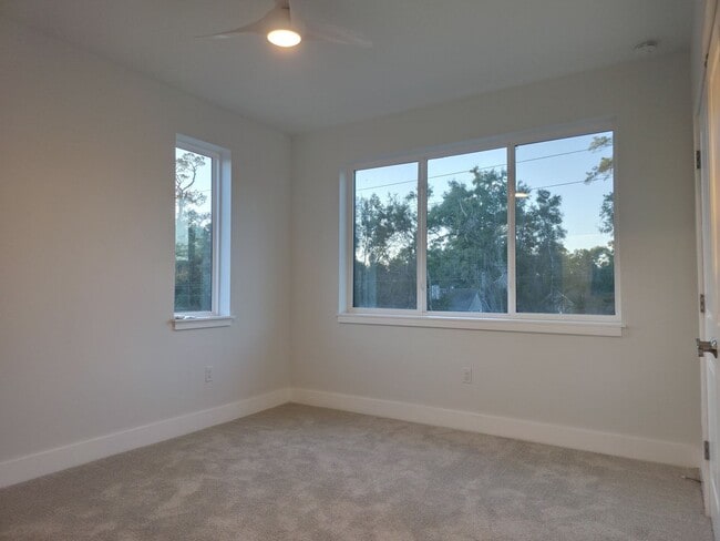 Building Photo - FOR RENT 3 bed, 3.5 bath, 3 level brand new condo