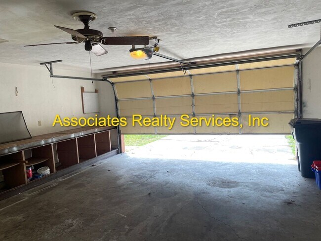 Building Photo - Nice 3 bedroom House! Great for families! ...