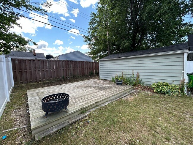 Building Photo - Spacious 3-Bedroom, 2-Bath House in South Euclid