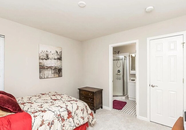 Building Photo - Coming Soon – 3BR/4BA End-Unit Townhome wi...