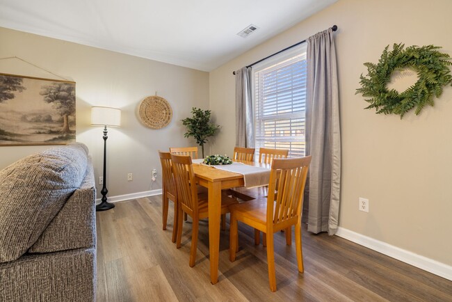 Building Photo - 707 Bagwell Ct