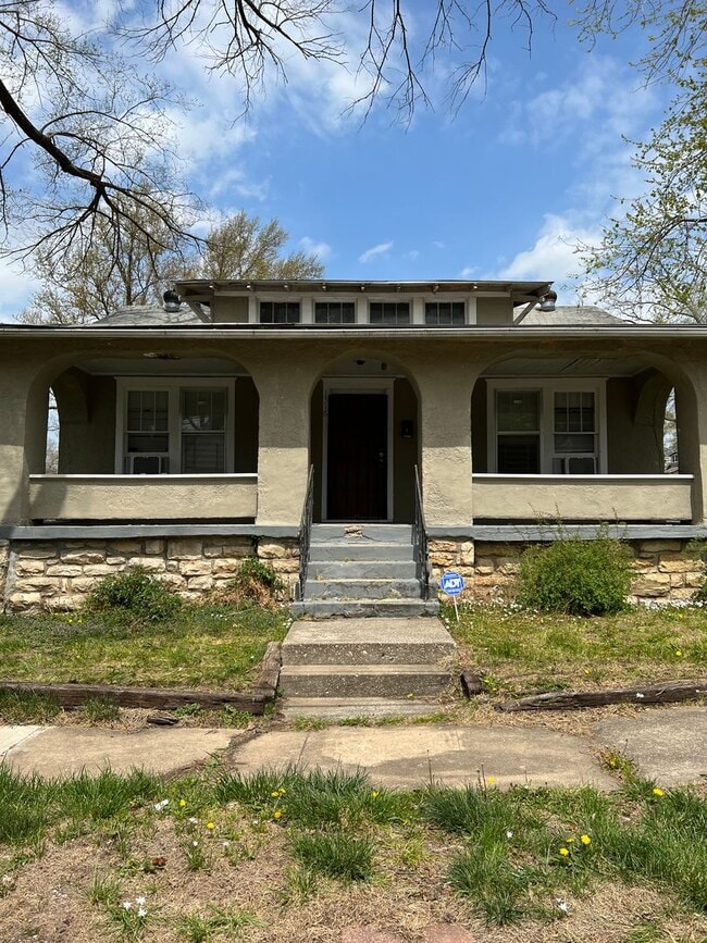 Primary Photo - 1316 E 61st St