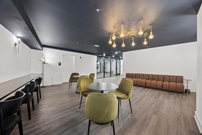 Building Photo - 6910 Ridge Ave