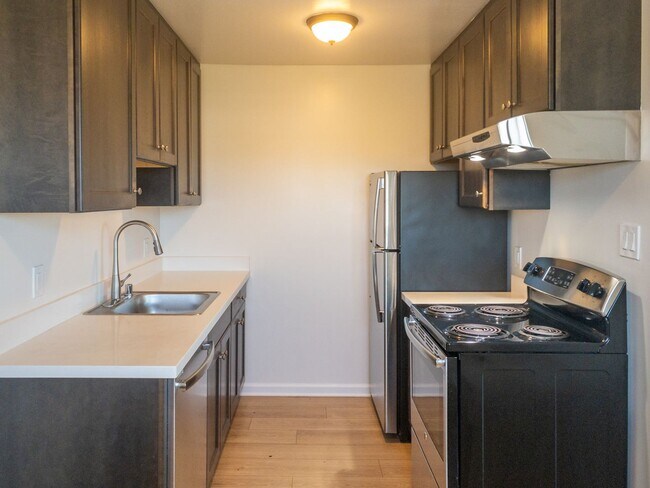 Building Photo - 2BD 1BA Recently Renovated Unit! Parking! PROGRESSIVE
