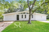Building Photo - Spacious one-level living