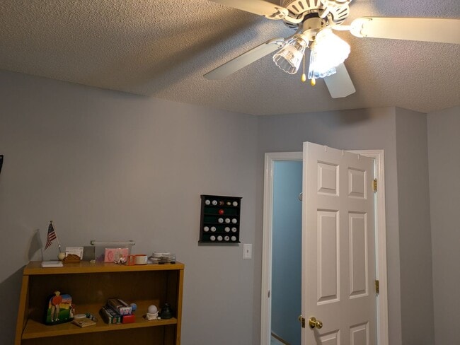 Building Photo - 3BR/2.5Bath House in NE Hickory
