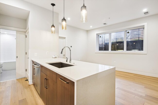 Building Photo - Near NEW 1+1 in NW DC!