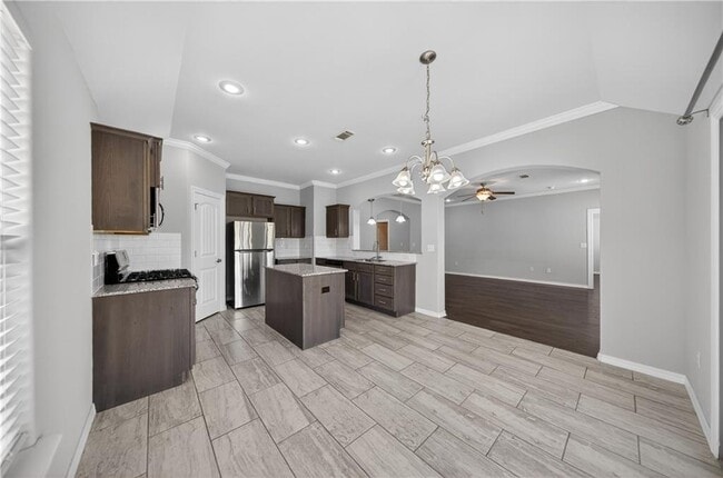 Building Photo - 1000 Tulip St