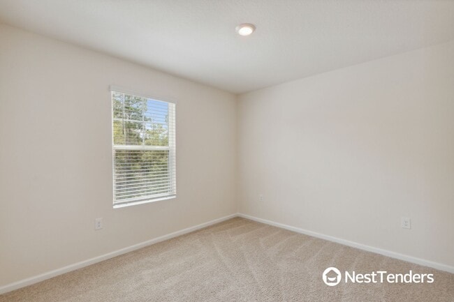 Building Photo - Beautiful End Unit Townhome!