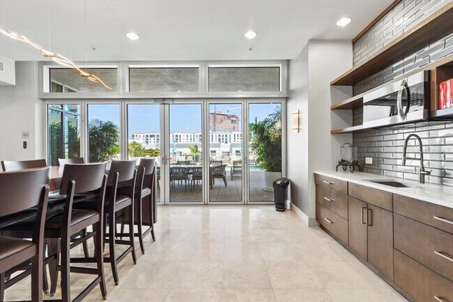 Building Photo - 400 4th Ave S