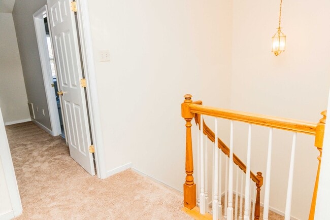 Building Photo - Lovely 3 bedroom, 2.5 Bathroom townhouse s...