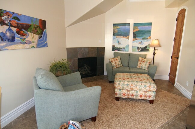 Building Photo - Charming 1 Bed / 1 Bath Duplex Close To Ca...