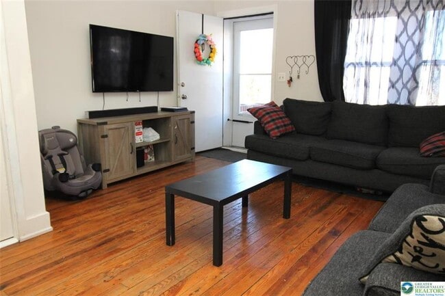 Building Photo - 822 E 8th St