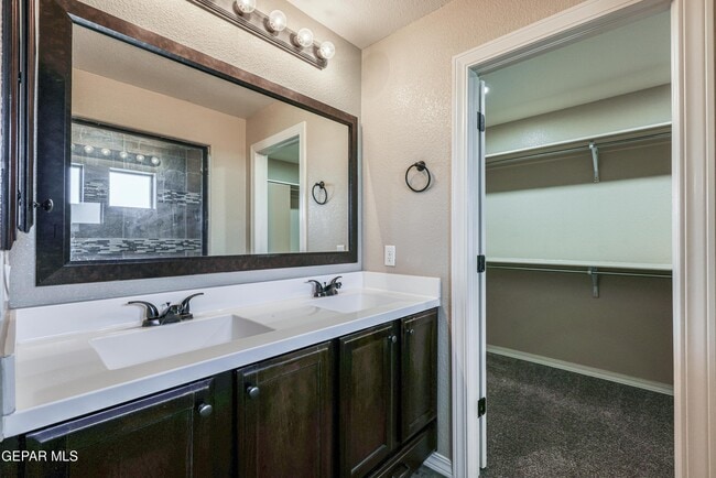 Building Photo - 5525 Valley Cedar Dr