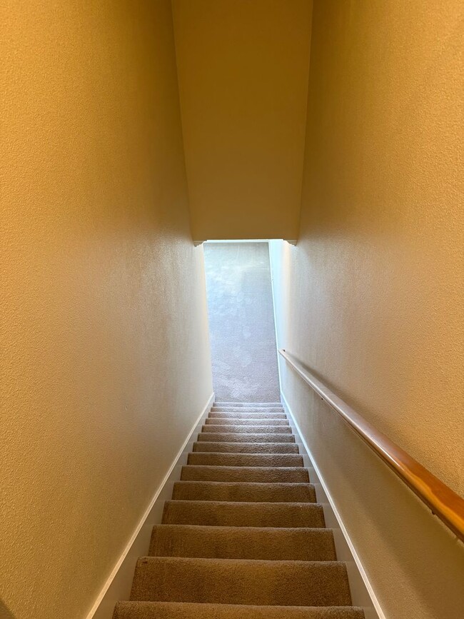 Building Photo - 3-bedroom, 2.5-bathroom townhouse located ...