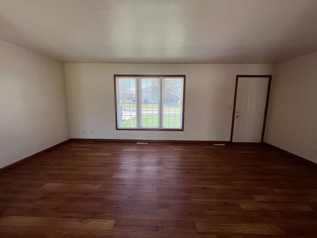 Building Photo - 3-Bedroom Duplex Available in Goshen