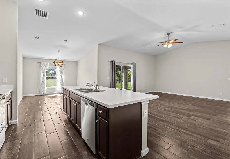 Building Photo - 512 SW McComb Ave