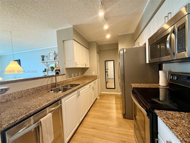 Building Photo - 1155 Brickell Bay Dr