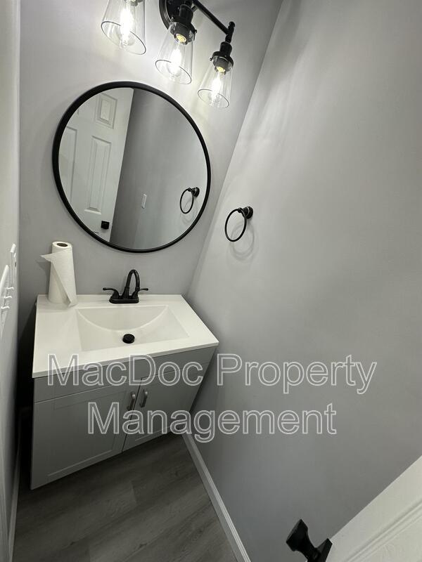 Building Photo - 210 Jett Dr